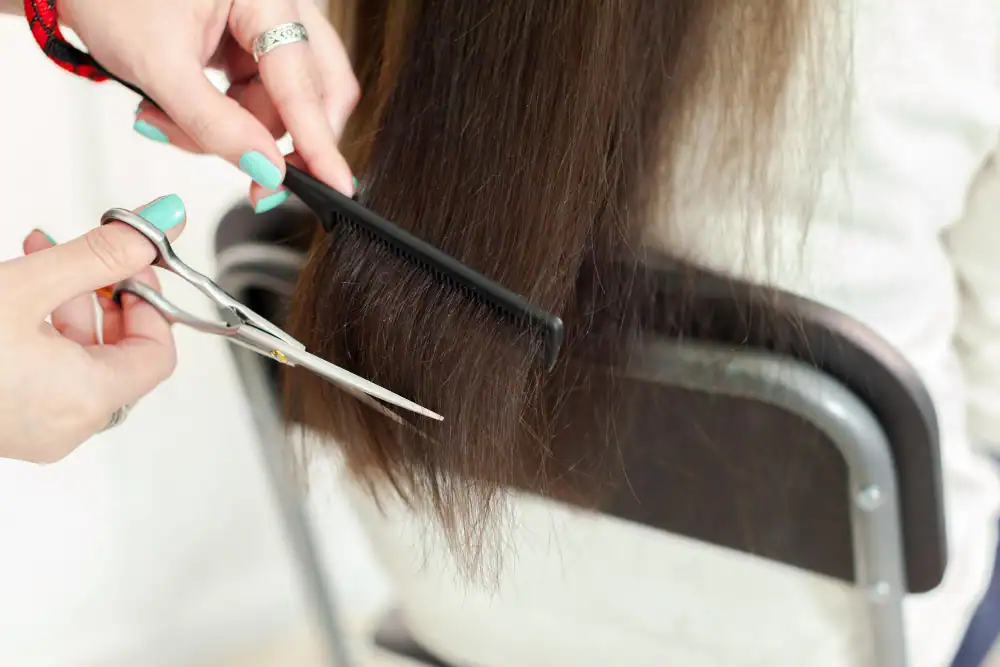महिलाओं में मांग चौड़ी होना — Female Pattern Hair Loss का शुरुआती लक्षण